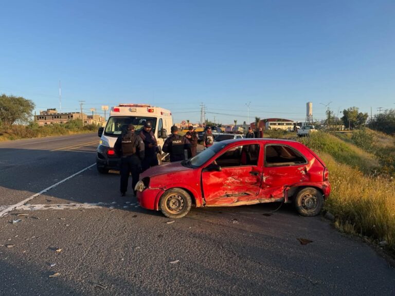 Chocan vehículos en la federal 45; hay 2 heridas