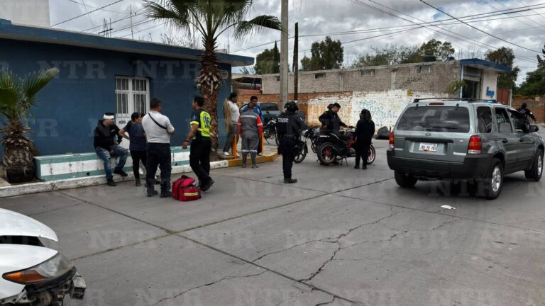 Chocan motociclistas en cruce de calles
