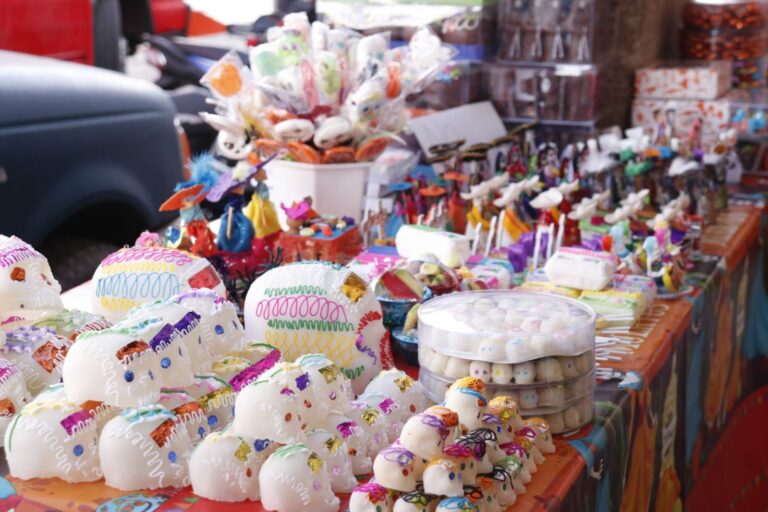 Con 73 vendedores menos, se instala tianguis del Día de Muertos