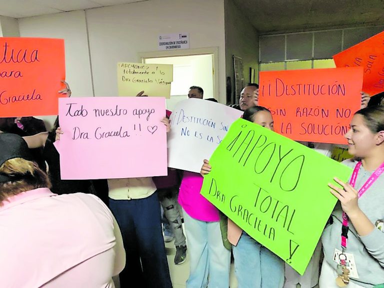 Directora de hospital pide médicos y la corren