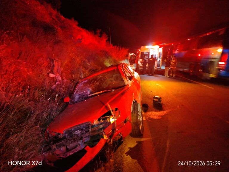 Dos jóvenes resultan graves tras accidente en carretera 45