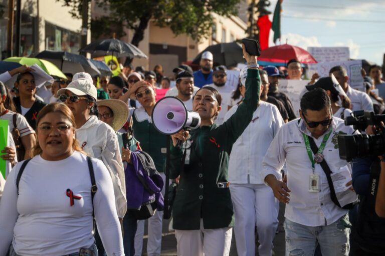 Exigen mejores salarios en IMSS