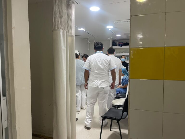 Protestan por pagos hasta en quirófanos