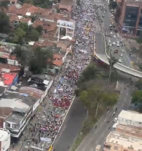Salen miles de personas en Colombia contra el Gobierno