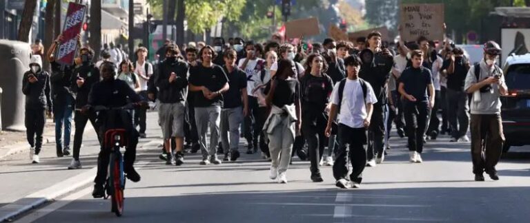 Se enfrentan estudiantes contra policías en París