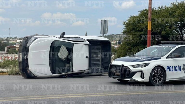 Se vuelca camioneta en la entrada a Plateros