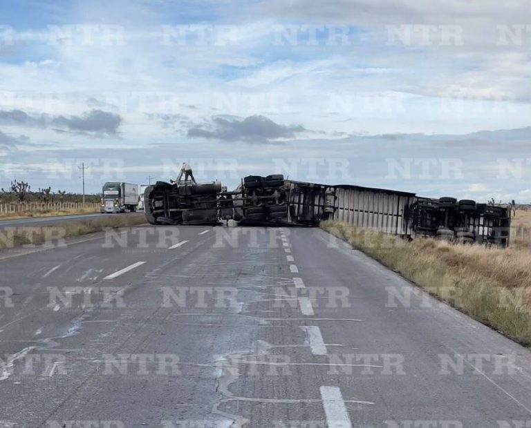Se vuelca quinta rueda en Villa de Cos