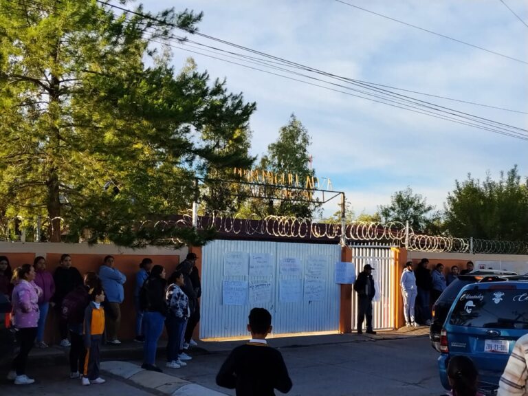 Sin maestro desde marzo; toman primaria