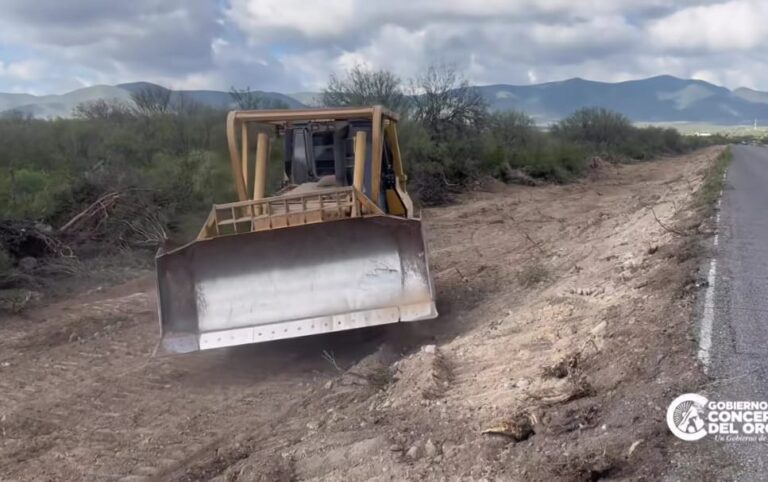 Supervisan despalme de laterales de carretera en Concha del Oro