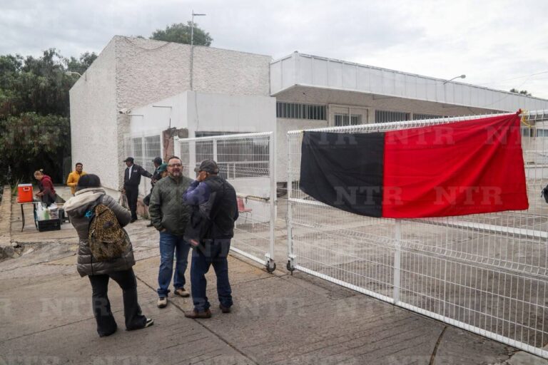 Toman maestros del MDMZ oficinas de la SEZ; exigen pagos y reinstalación de docente