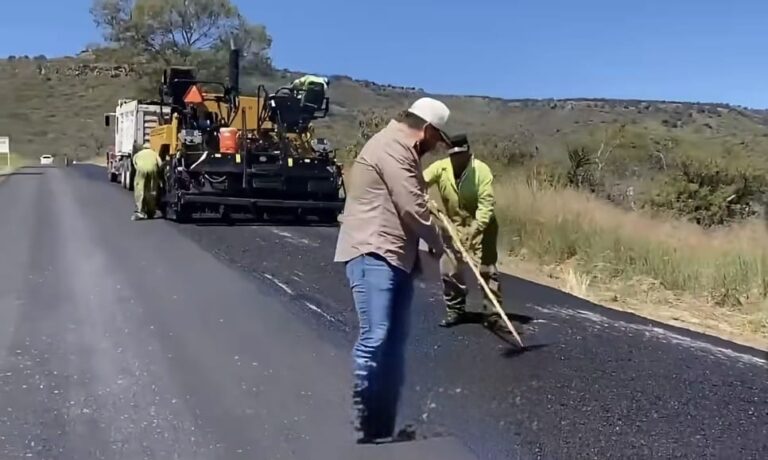 Tras 15 años, pavimentan vía de Tlalte a Atolinga