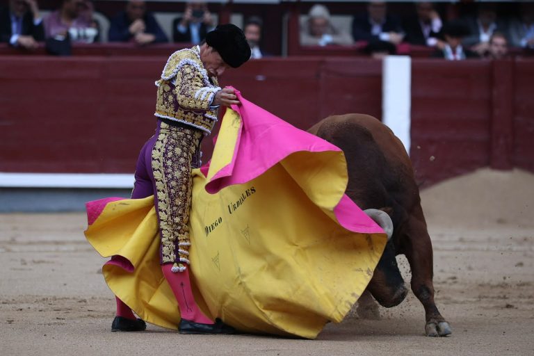 Urdiales pone el toreo bajo la lluvia en Las Ventas